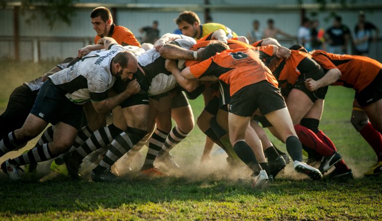 Rugby-Spieler beim Scrum